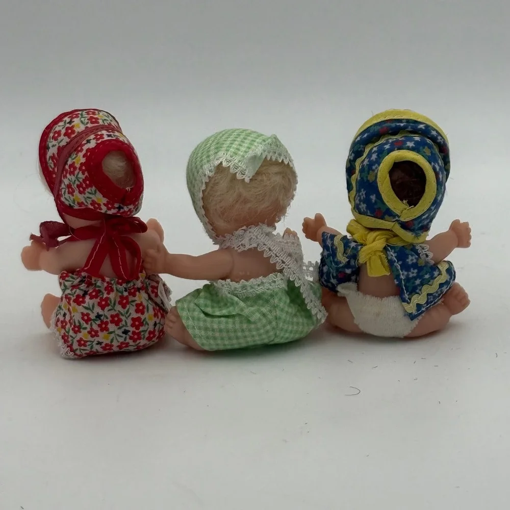 Vintage Miniature Baby Dolls Set of 3 Floral Gingham Outfits Bonnets 4.5 Inch - Picture 2 of 4